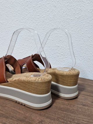 Sandalias cuña marrón