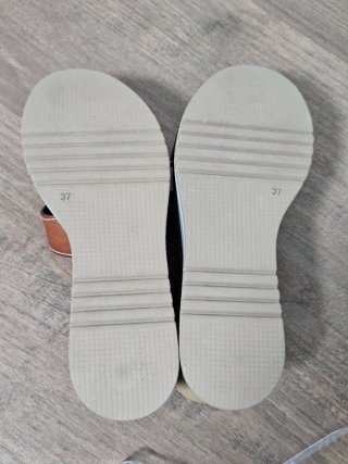 Sandalias cuña marrón