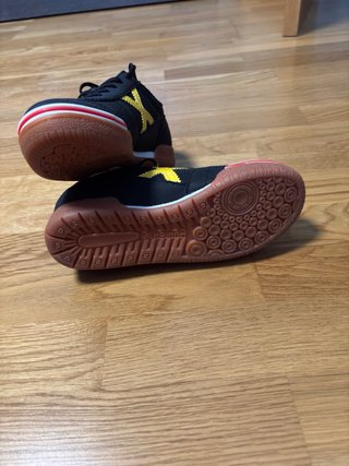 Zapatillas Munich Niño Negras y Amarillas talla 34
