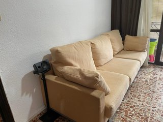 Sofá de tela beige de 3 plazas