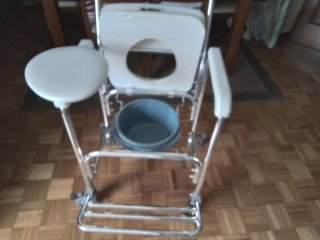Silla de inodoro con ruedas
