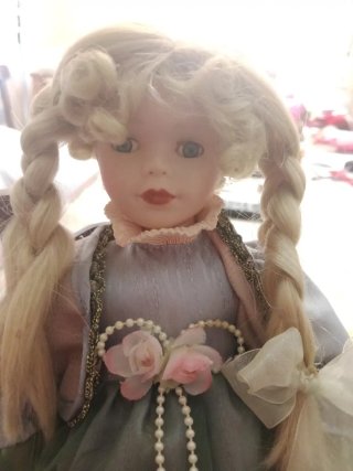 Muñeca de porcelana antigua