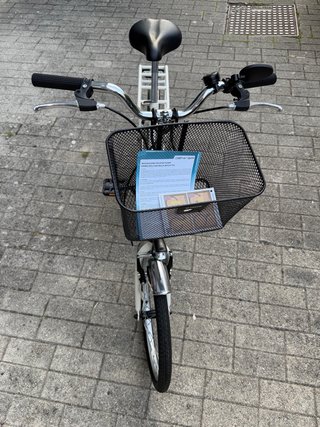 Bicicleta plegable blanca con cesta