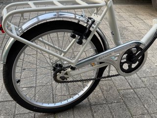 Bicicleta plegable blanca con cesta