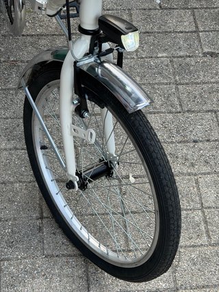 Bicicleta plegable blanca con cesta