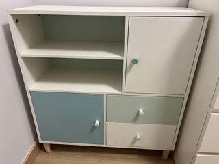 Mueble infantil con puertas y cajones