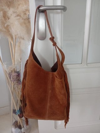 Bolso de piel marrón con neceser