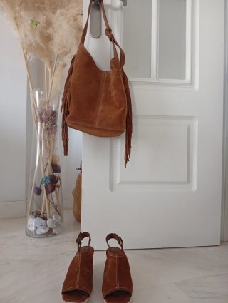 Bolso de piel marrón con neceser