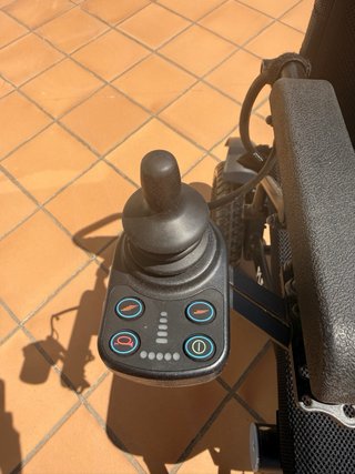 Silla de ruedas eléctrica 2 años precio negociable