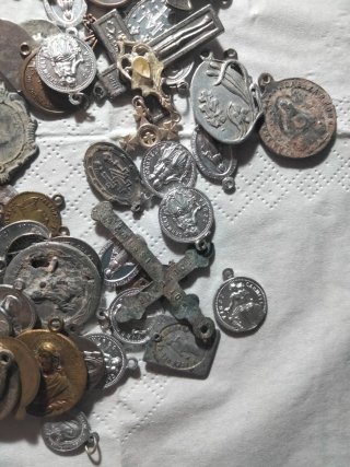 LOTE DE 70 MEDALLAS RELIGIOSAS ANTIGUAS