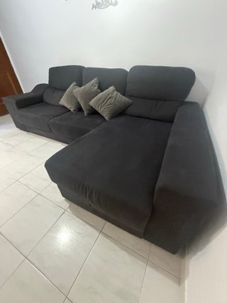 Sofá modular gris oscuro.