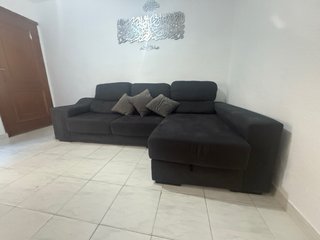 Sofá modular gris oscuro.