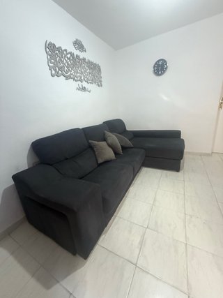 Sofá modular gris oscuro.