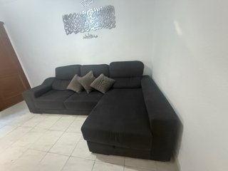 Sofá modular gris oscuro.