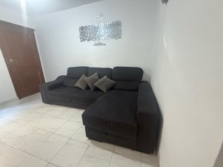 Sofá modular gris oscuro.