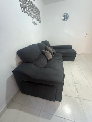 Sofá modular gris oscuro.