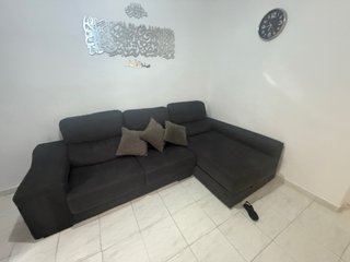 Sofá modular gris oscuro.