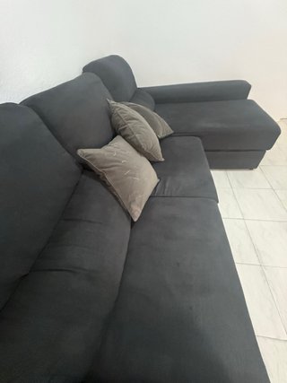 Sofá modular gris oscuro.