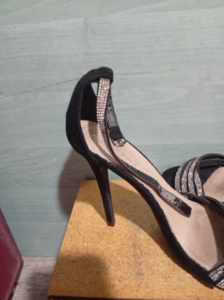 Sandalias de tacón negras con pedrería