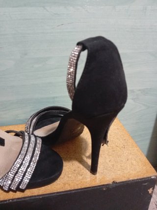 Sandalias de tacón negras con pedrería