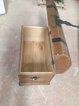 Baúl antiguo madera y metal