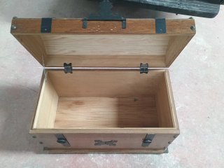 Baúl antiguo madera y metal