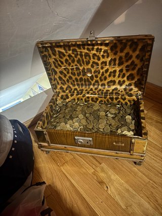 Baúl antiguo lleno de monedas con mas se 8000 ptas