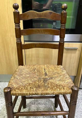 Silla de madera con asiento de mimbre
