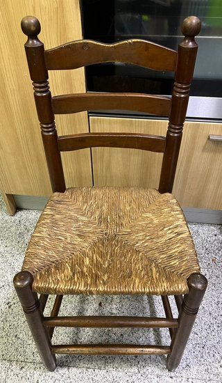 Silla de madera con asiento de mimbre