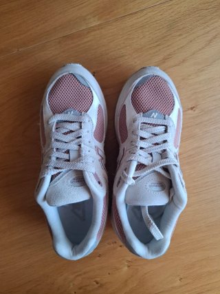 New Balance 2002R Rosa y Beige