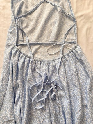 Vestido corto flores azul celeste espalda cruzada