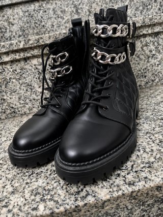 Botas negras con cadenas