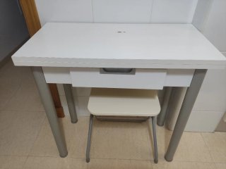 Mesa de cocina plegable blanca+ dos taburetes.