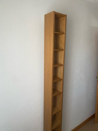 Estantería estrecha de madera