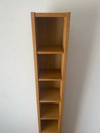 Estantería estrecha de madera