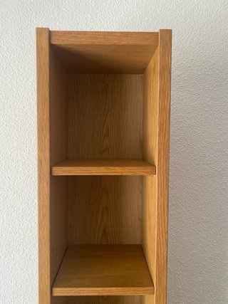 Estantería estrecha de madera