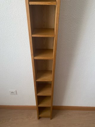 Estantería estrecha de madera