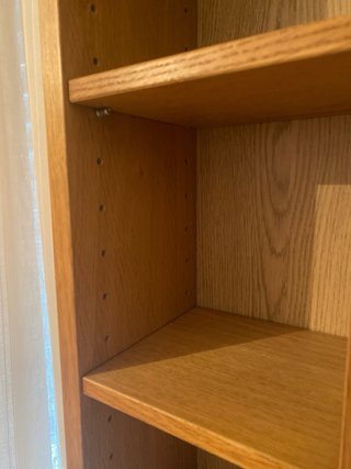 Estantería estrecha de madera