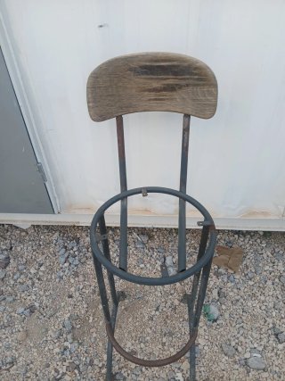 Taburete de metal y madera para restaurar