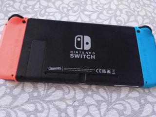 Nintendo Switch Negra, Azul y Roja