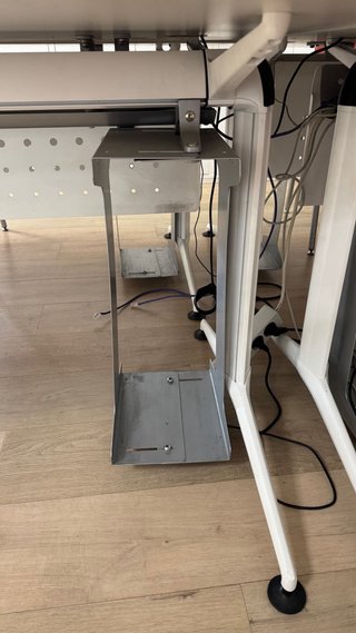 Mesa de oficina blanca con soporte