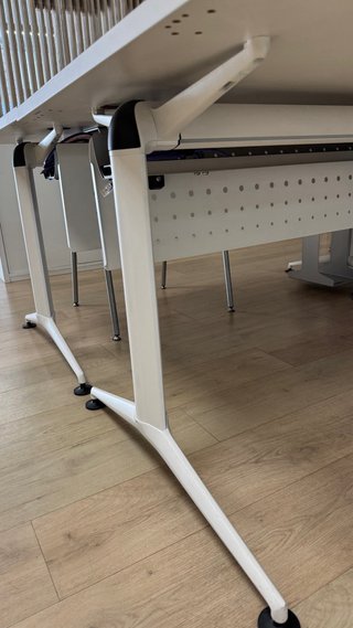 Mesa de oficina blanca con soporte