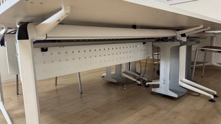 Mesa de oficina blanca con soporte
