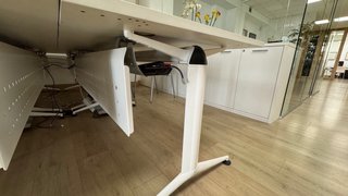 Mesa de oficina blanca con soporte