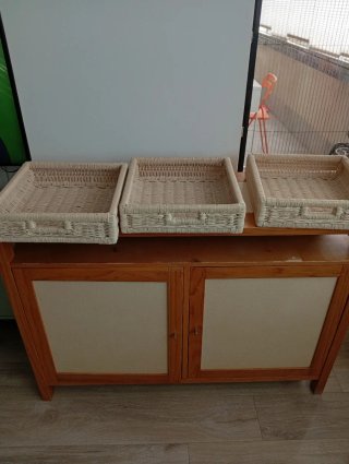 Aparador de madera con cestas de mimbre