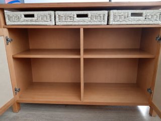 Aparador de madera con cestas de mimbre