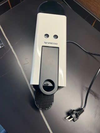 Cafetera Nespresso y dispensador cápsulas