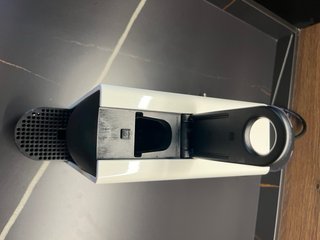 Cafetera Nespresso y dispensador cápsulas