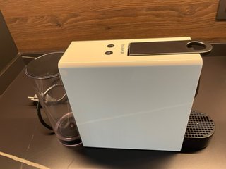 Cafetera Nespresso y dispensador cápsulas