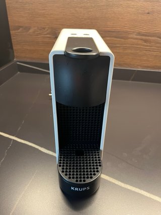 Cafetera Nespresso y dispensador cápsulas
